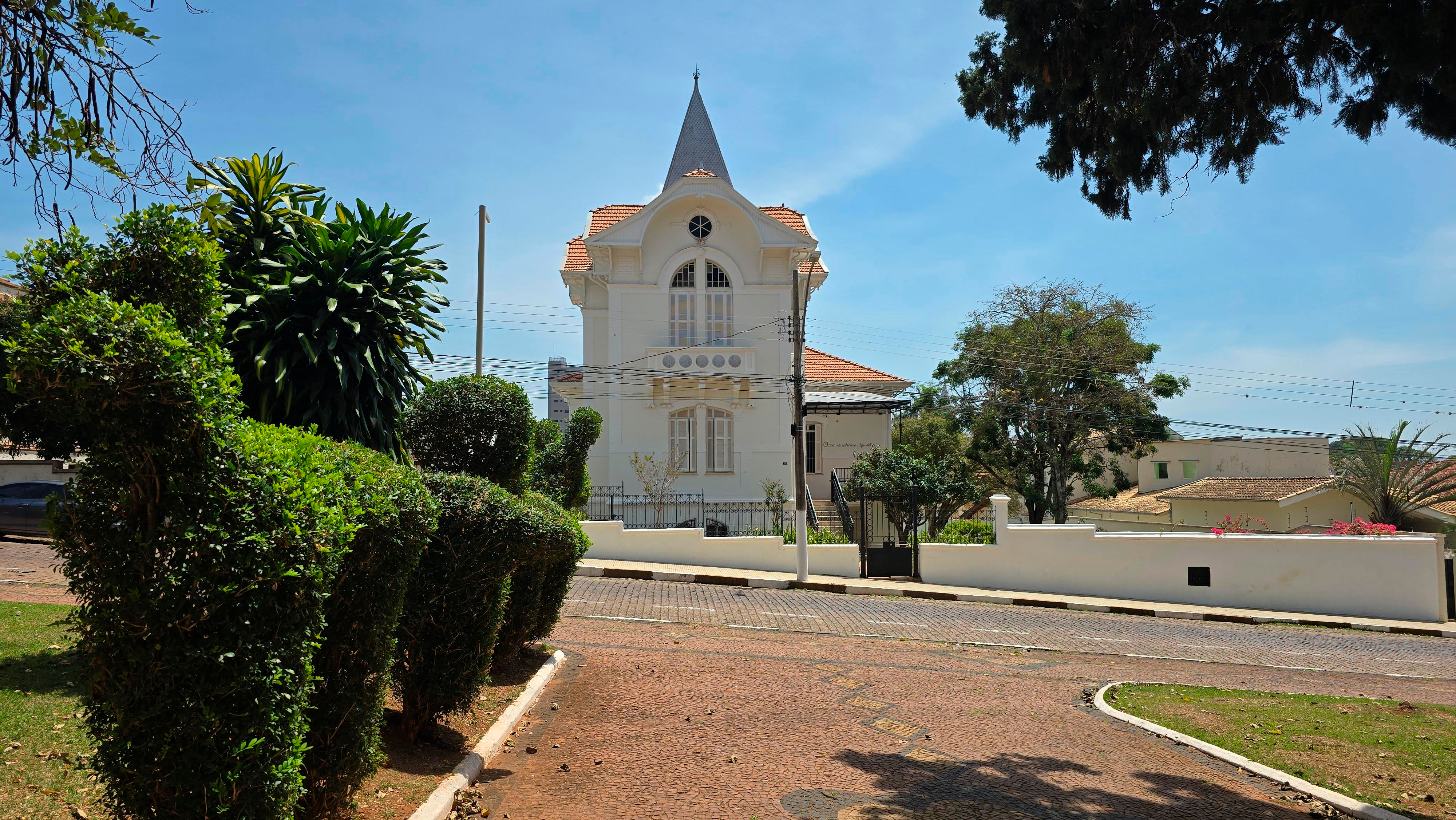 Fachada do Instituto Arte e Vida em Guaxupé