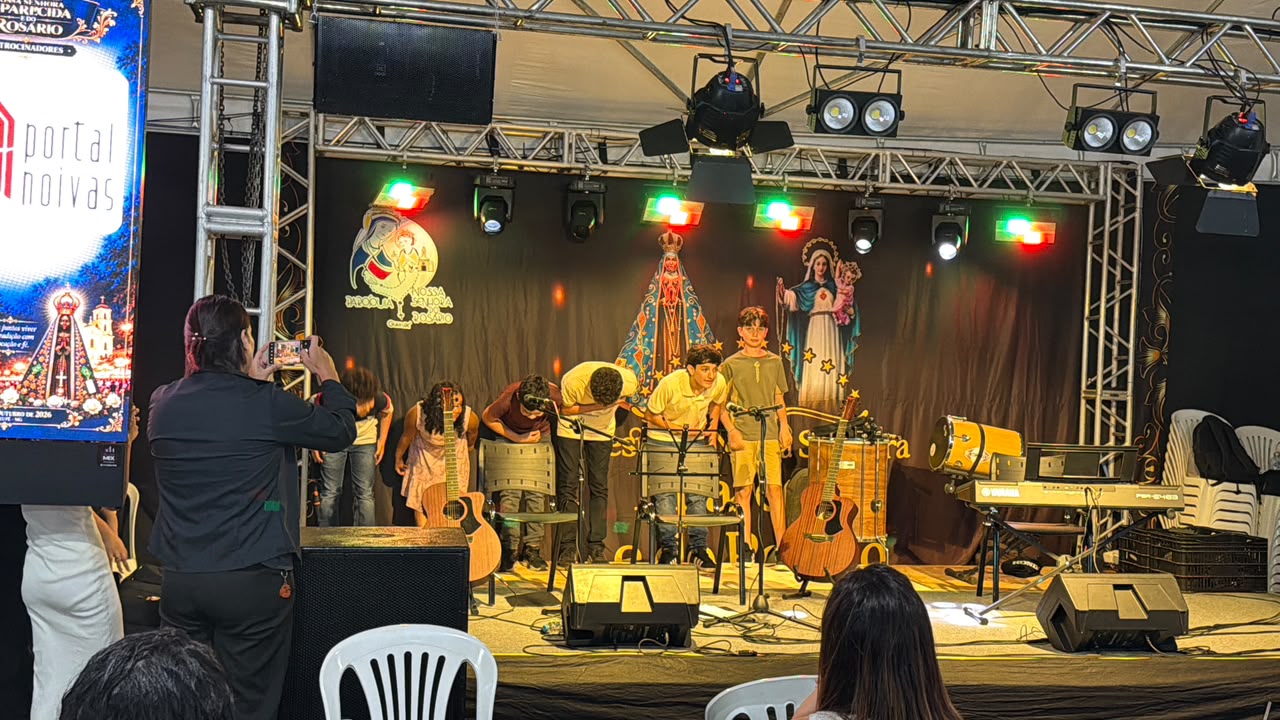 Alunos reunidos no palco ao final da apresentação