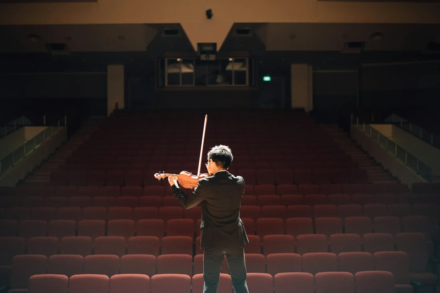 Fotografia ilustrativa da prática musical de violino